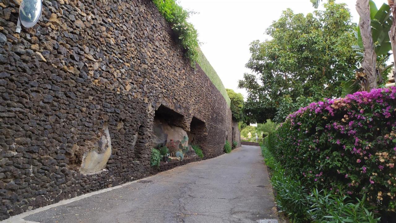 Nero Basalto Azzurro Mare Bed and Breakfast Aci Castello Buitenkant foto